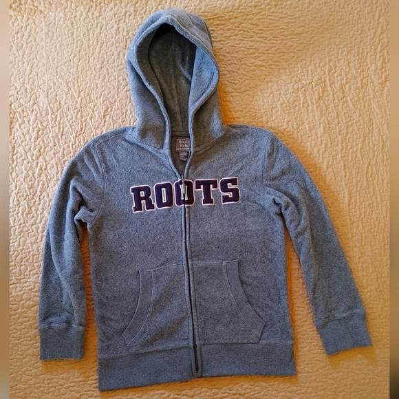 🔥 Sale 🔥 ROOTS zip up hoodie sweater, warm fuzzy comfortable kids medium 7-8 - Picture 1 of 3